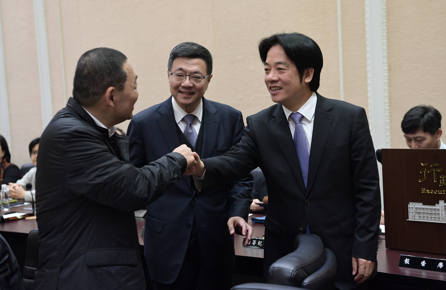 新北市長侯友宜與行政院長賴清德握手,請中央修正財政收支劃分法。 圖 : 行政院/提供 新北市長侯友宜與行政院長賴清德握手,請中央修正財政收支劃分法。 圖 : 行政院/提供