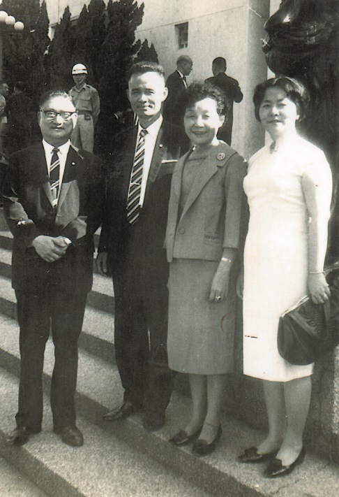 1967年攝於台灣省議會前,郭雨新(左一)李秋遠(左二)許世賢(右二)余陳月瑛(右一)。 圖:八卦寮文教基金會/提供 1967年攝於台灣省議會前,郭雨新(左一)李秋遠(左二)許世賢(右二)余陳月瑛(右一)。 圖:八卦寮文教基金會/提供