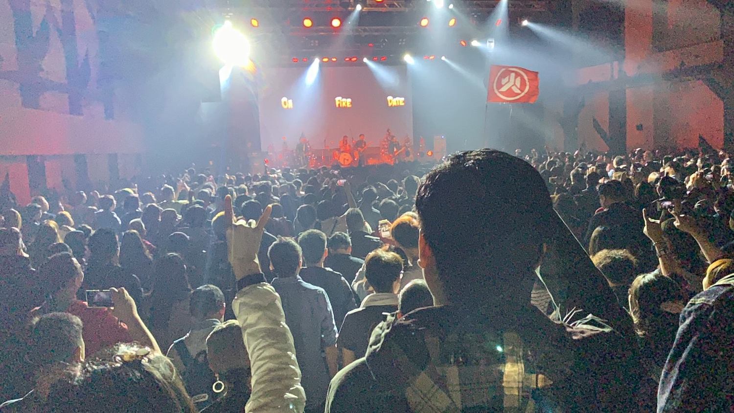 滅火器樂團昨晚在高雄港畔鯨魚型表演空間舉辦演唱會,現場粉絲人山人海,而陳其邁也人群中一起欣賞樂團的演出。 圖:翻攝自陳其邁臉書 滅火器樂團昨晚在高雄港畔鯨魚型表演空間舉辦演唱會,現場粉絲人山人海,而陳其邁也人群中一起欣賞樂團的演出。 圖:翻攝自陳其邁臉書