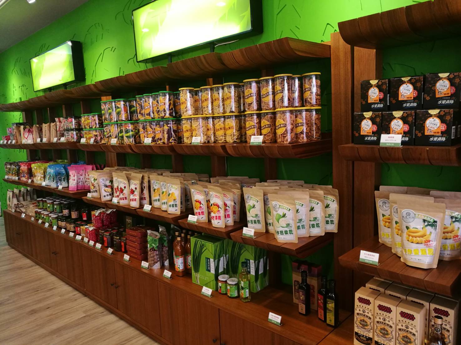 店舖擺滿了在地的農產品。 圖:高雄農業局/提供 店舖擺滿了在地的農產品。 圖:高雄農業局/提供