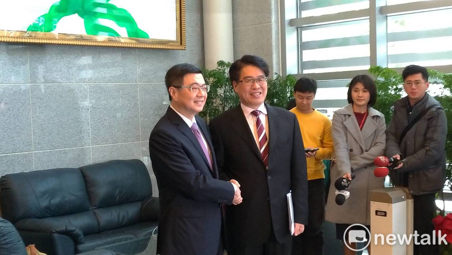 民進黨主席補選今天舉行第一場電視政見會,參選人卓榮泰(左)和游盈隆(右)合影。 圖:陳佩君/攝 民進黨主席補選今天舉行第一場電視政見會,參選人卓榮泰(左)和游盈隆(右)合影。 圖:陳佩君/攝