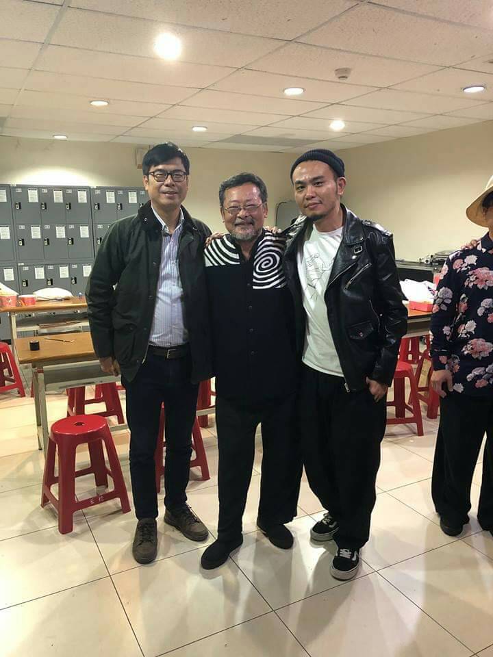 陳其邁(左)在後台與陳明章(中)、楊大正(右)合照。 圖:翻攝自陳其邁臉書 陳其邁(左)在後台與陳明章(中)、楊大正(右)合照。 圖:翻攝自陳其邁臉書