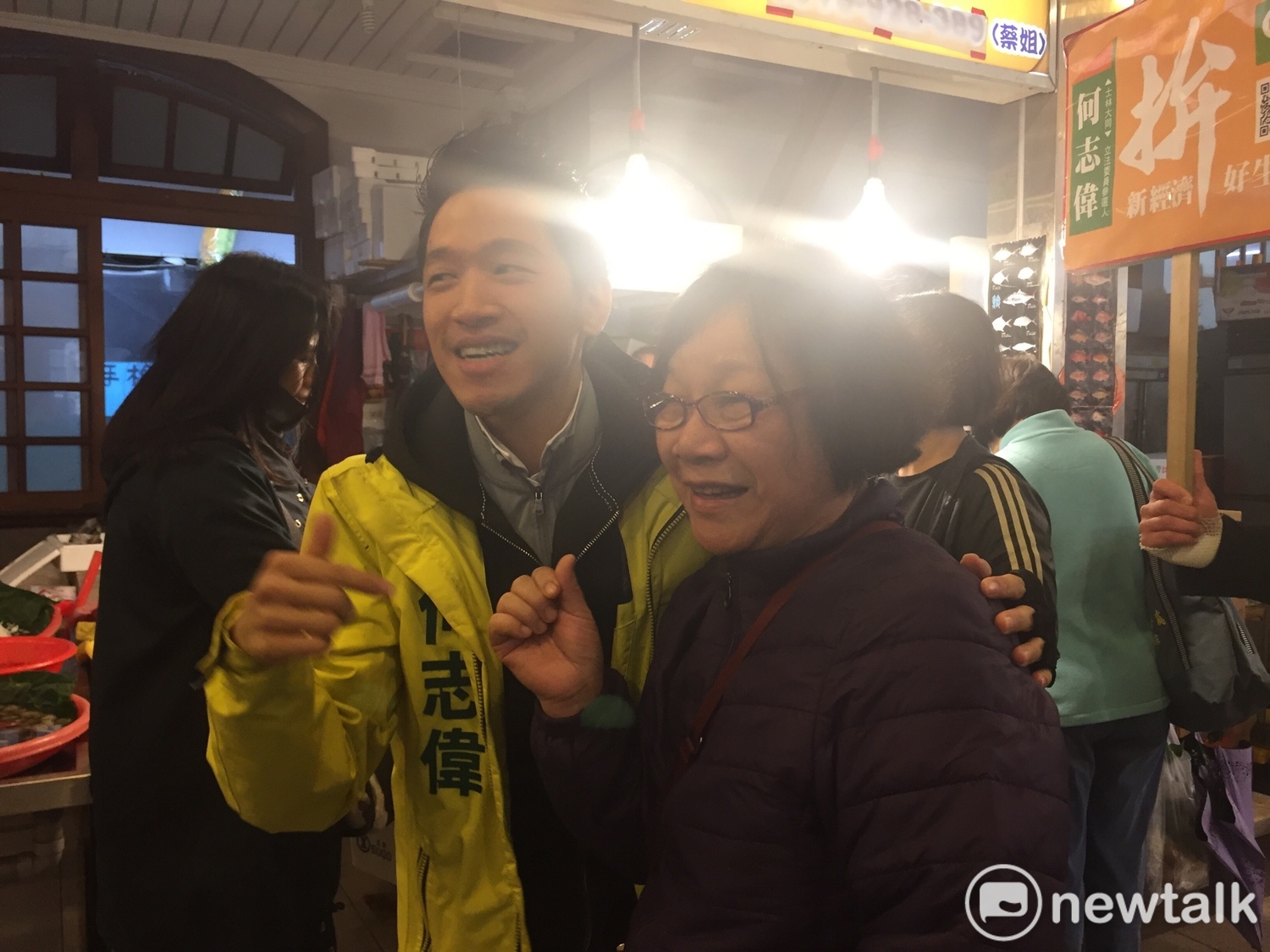 前北市議員何志偉上午到士林市場掃街拜票,面對民眾,何主動向攤商擁抱。 圖:趙婉淳/攝 前北市議員何志偉上午到士林市場掃街拜票,面對民眾,何主動向攤商擁抱。 圖:趙婉淳/攝