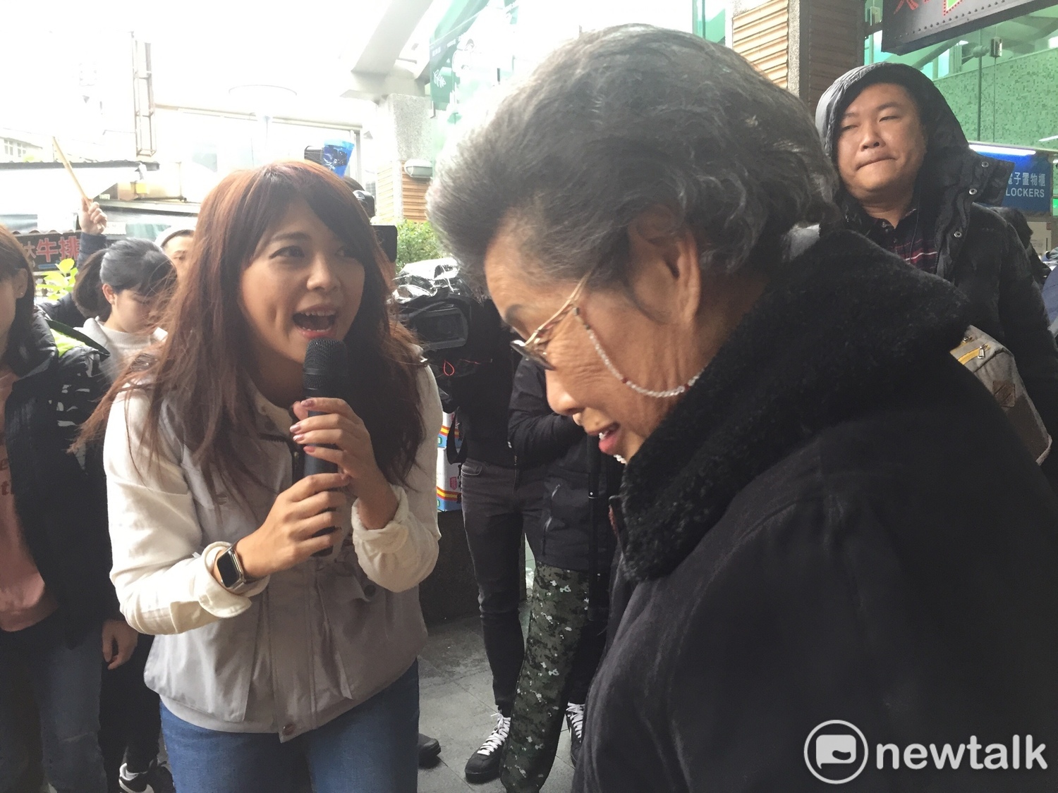 前北市觀傳局長陳思宇上午到士林市場掃街。 圖:趙婉淳/攝 前北市觀傳局長陳思宇上午到士林市場掃街。 圖:趙婉淳/攝