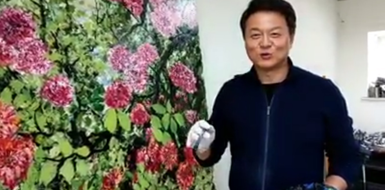 周錫瑋在他的新竹關西花園兼畫室開臉書直播,回應擔任國民黨副主席之事,自喻為卜派。 圖:翻攝周錫瑋臉書 周錫瑋在他的新竹關西花園兼畫室開臉書直播,回應擔任國民黨副主席之事,自喻為卜派。 圖:翻攝周錫瑋臉書