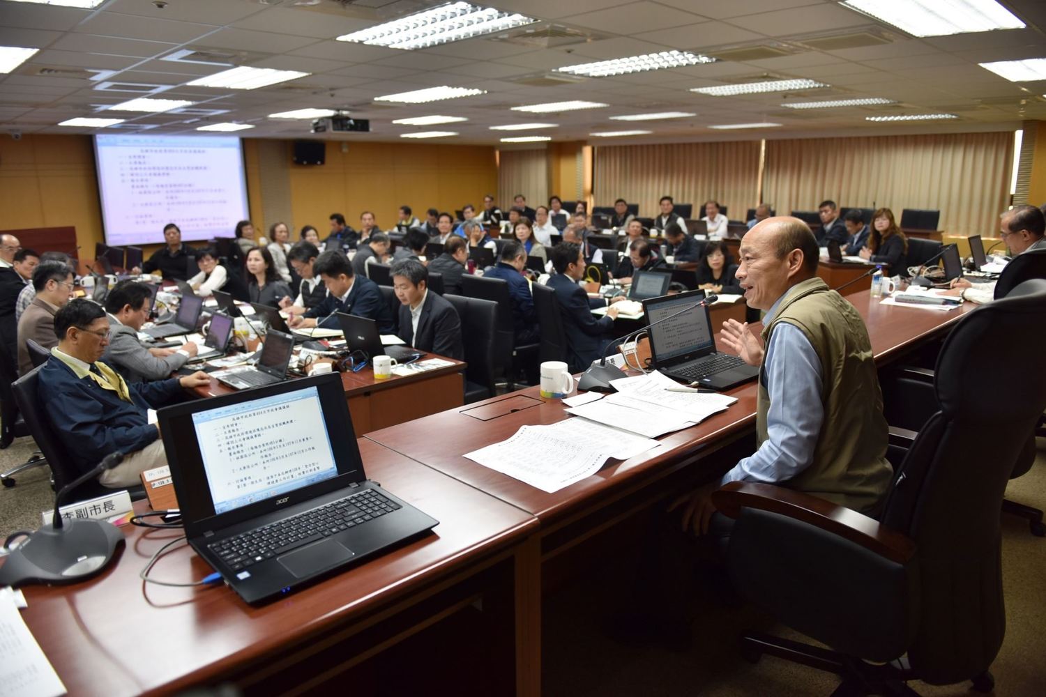 韓國瑜主持會議駕輕就熟。 圖:高雄市新聞局提供 韓國瑜主持會議駕輕就熟。 圖:高雄市新聞局提供