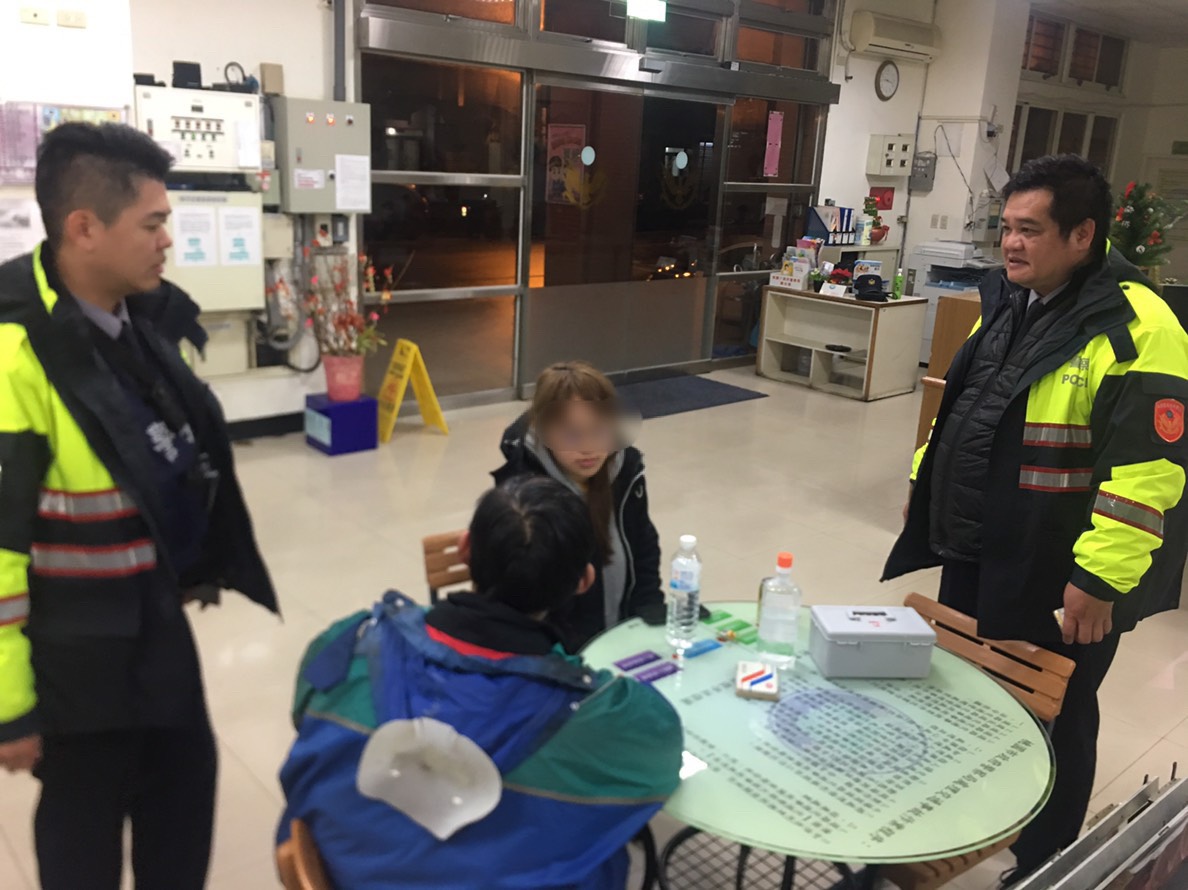 家屬萬分感謝龜山警方積極認真幫忙找到女兒,警方隨即將謝女帶回派出所休息,平安結束長達4小時的山區迷航記。 圖:龜山分局/提供 家屬萬分感謝龜山警方積極認真幫忙找到女兒,警方隨即將謝女帶回派出所休息,平安結束長達4小時的山區迷航記。 圖:龜山分局/提供