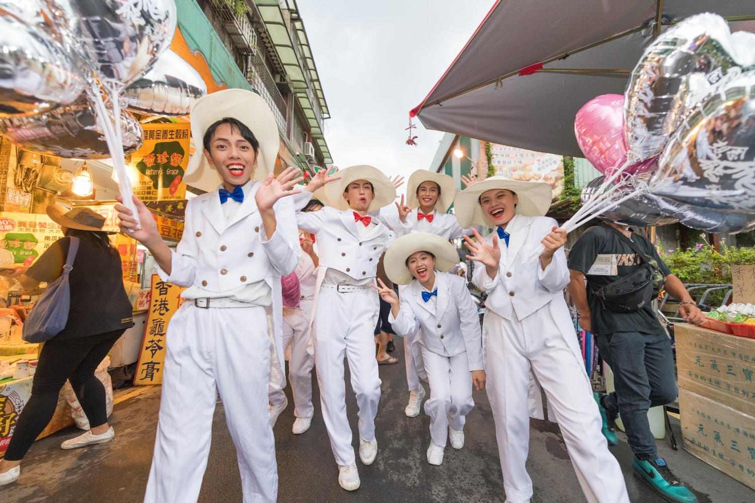 今(107)年8月桃園市政府在鳳飛飛的故鄉大溪舉辦「想念飛飛系列踩街活動」,鳳迷模仿偶像裝扮採街遊行。 圖:桃園市政府/提供(資料照) 今(107)年8月桃園市政府在鳳飛飛的故鄉大溪舉辦「想念飛飛系列踩街活動」,鳳迷模仿偶像裝扮採街遊行。 圖:桃園市政府/提供(資料照)