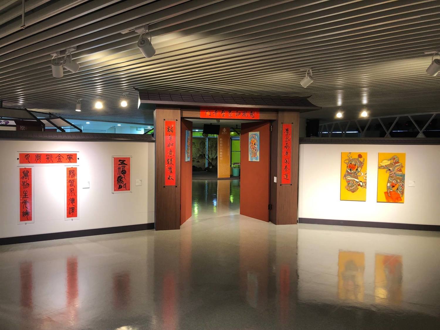 展覽的主展區以介紹傳統春聯出發,邀請2位桃園在地國小任教的書藝家創作春聯。 圖:桃園兒童美術館提供 展覽的主展區以介紹傳統春聯出發,邀請2位桃園在地國小任教的書藝家創作春聯。 圖:桃園兒童美術館提供
