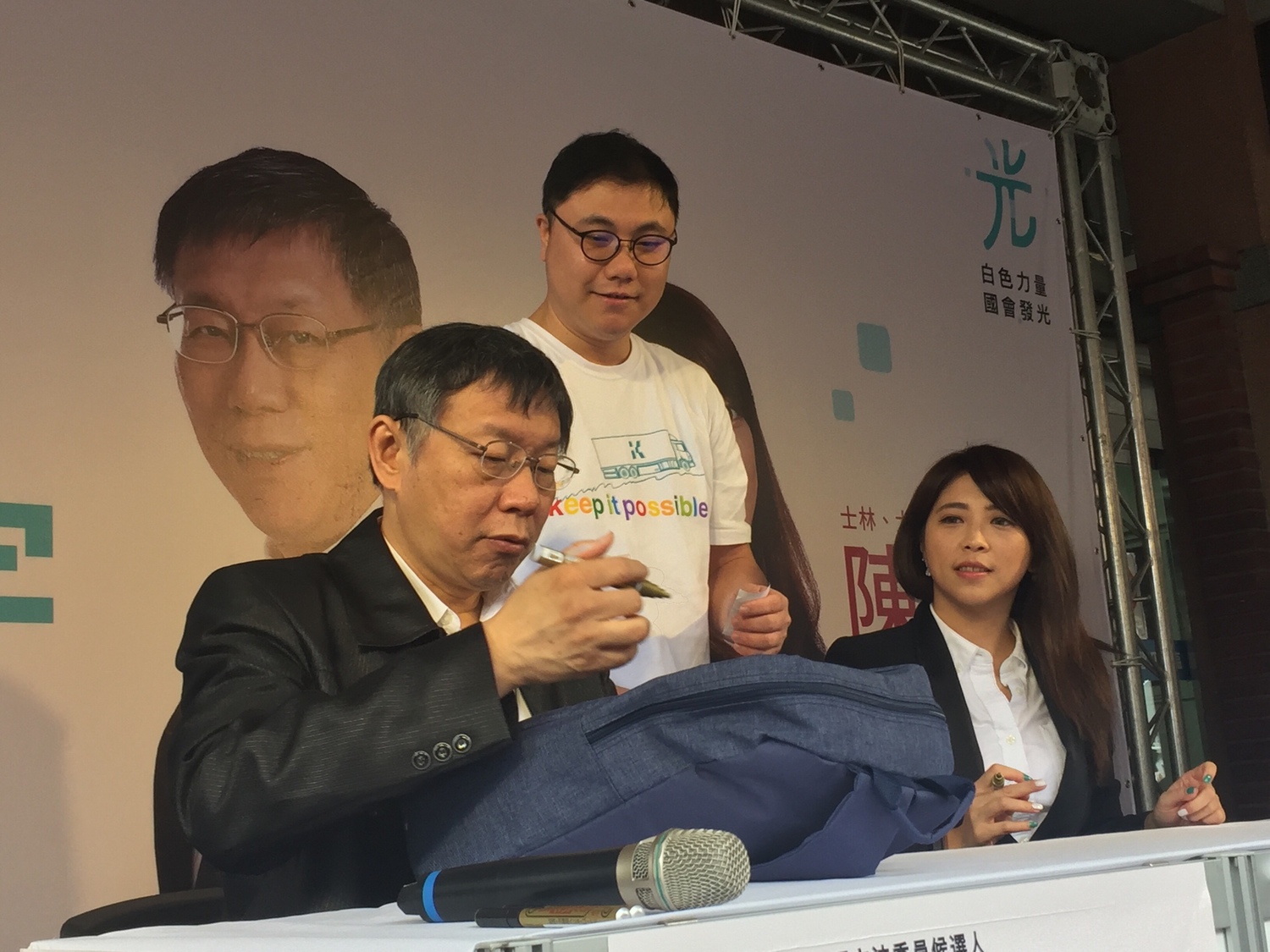 也有民眾拿板簽名。 圖:趙婉淳/攝 也有民眾拿板簽名。 圖:趙婉淳/攝