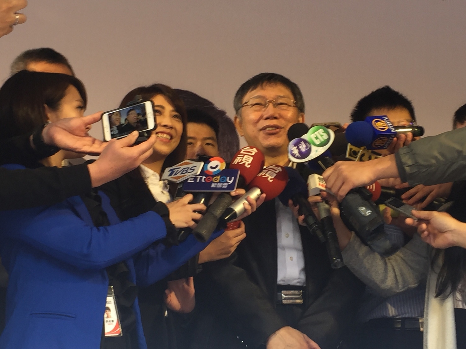 柯文哲上午陪同「柯家軍」參選人陳思宇到大稻埕進行海報簽名會。 圖:趙婉淳/攝 柯文哲上午陪同「柯家軍」參選人陳思宇到大稻埕進行海報簽名會。 圖:趙婉淳/攝