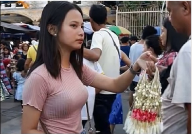 被菲國網封為「茉莉花妹」(Sampaguita Girl)的羅迪亞斯(Veronica Rodillas) 圖:播攝自YouTube 被菲國網封為「茉莉花妹」(Sampaguita Girl)的羅迪亞斯(Veronica Rodillas) 圖:播攝自YouTube