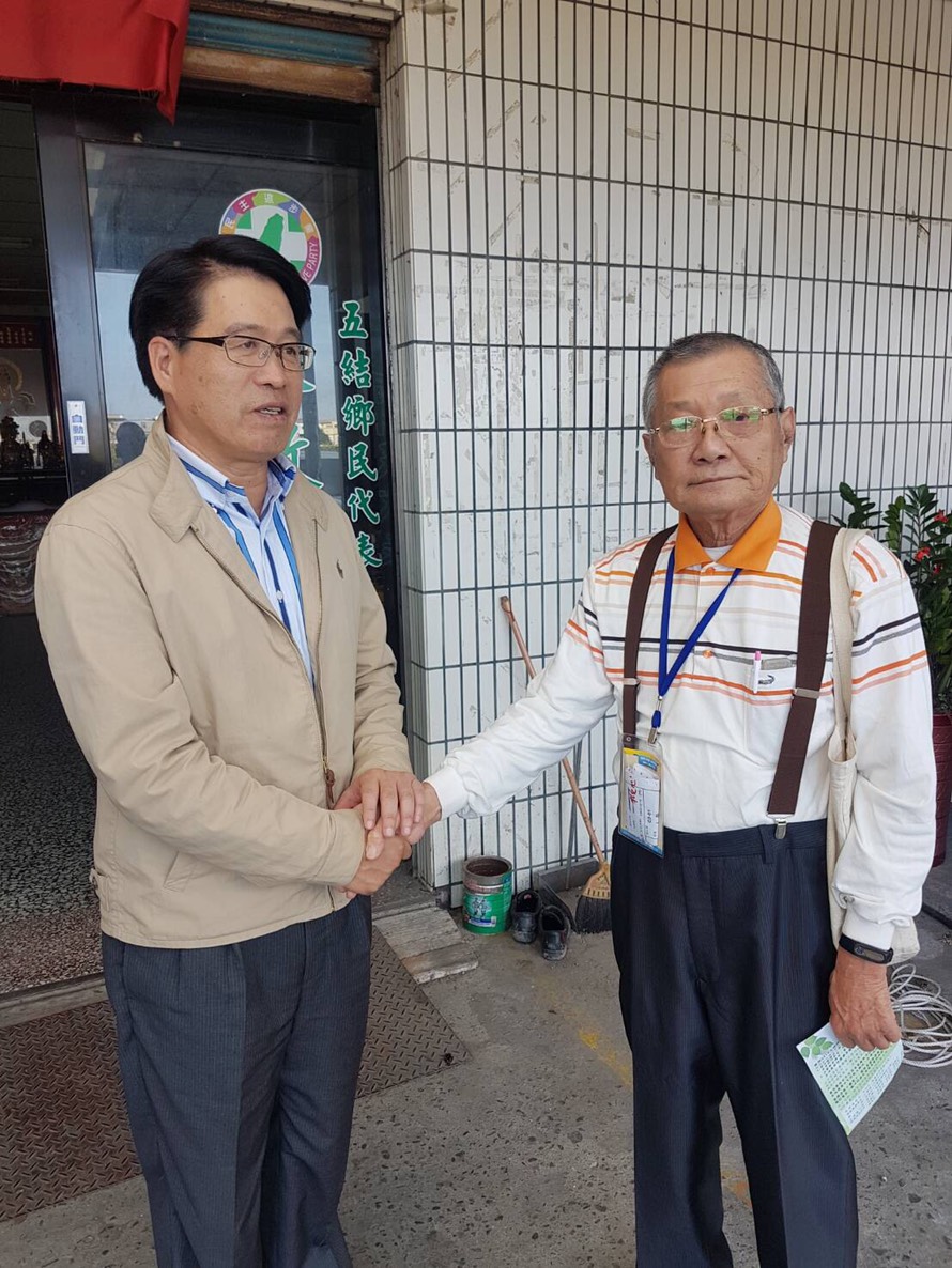 游盈隆今天到宜蘭拜訪基層,獲資深黨員翁瑞毅力薦。 圖:游盈隆辦公室提供 游盈隆今天到宜蘭拜訪基層,獲資深黨員翁瑞毅力薦。 圖:游盈隆辦公室提供