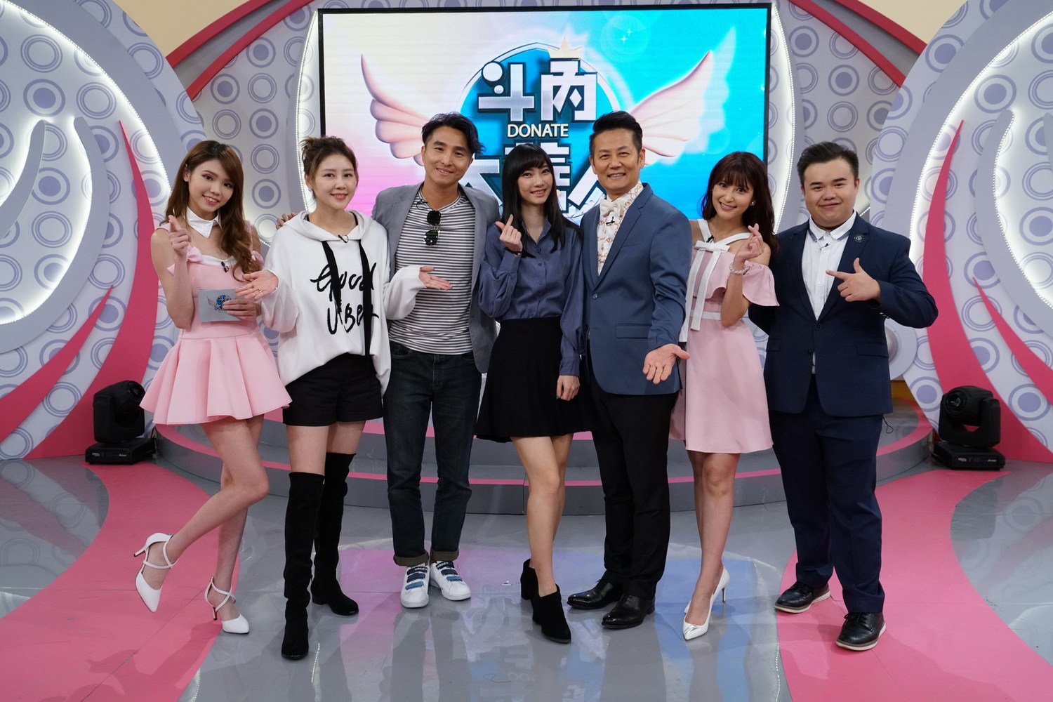 《斗內大善人》本集播出來賓合影。左起:Zoe、嚴立婷、王少偉、Sandy、徐乃麟、樓心潼、Cyo。 圖:狼谷競技台/提供 《斗內大善人》本集播出來賓合影。左起:Zoe、嚴立婷、王少偉、Sandy、徐乃麟、樓心潼、Cyo。 圖:狼谷競技台/提供