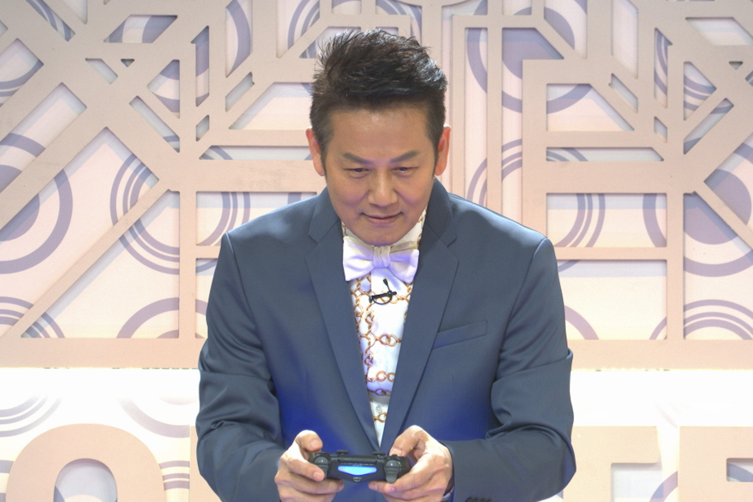 徐乃麟擔任救火隊,挑戰小精靈遊戲。 徐乃麟擔任救火隊,挑戰小精靈遊戲。