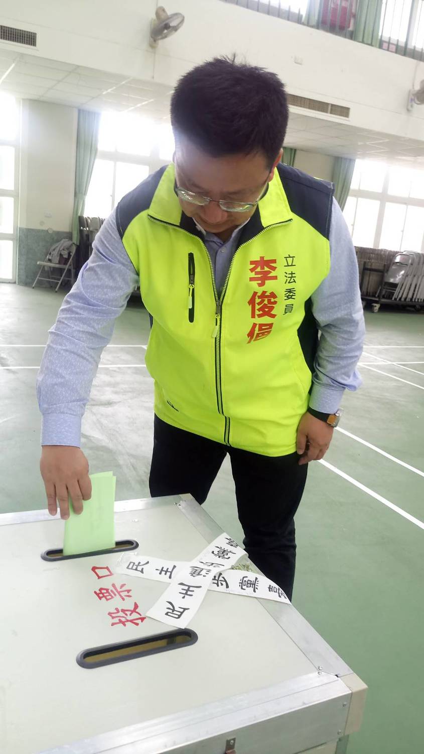 民進黨主席補選,李俊俋前往投開票所投下神聖一票。 圖:李俊俋服務團隊/提供 民進黨主席補選,李俊俋前往投開票所投下神聖一票。 圖:李俊俋服務團隊/提供