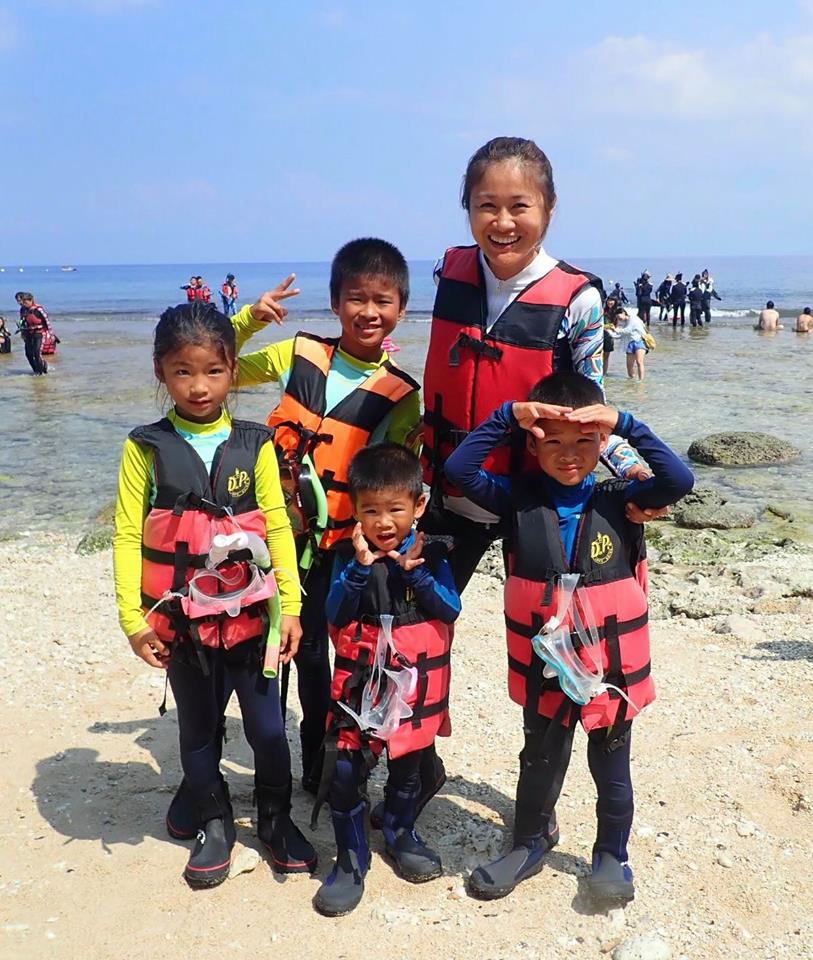 邱鈺婷在環島旅程中,帶著2-8歲的4個孩子們去浮潛。 圖:益品書屋提供。 邱鈺婷在環島旅程中,帶著2-8歲的4個孩子們去浮潛。 圖:益品書屋提供。
