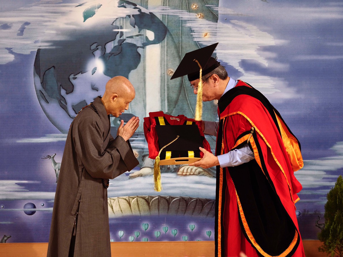 中正大學校長馮展華頒授「名譽文學博士」學位予慈濟創辦人證嚴法師。 圖:慈濟基金會/提供 中正大學校長馮展華頒授「名譽文學博士」學位予慈濟創辦人證嚴法師。 圖:慈濟基金會/提供