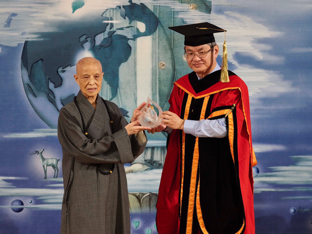 中正大學校長馮展華表示,盼藉由這次名譽博士典禮,讓學生了解人間佛教道理,也鼓勵更多中正學子能從學術世界走向人群奉獻,實際參與社會活動 圖:慈濟基金會/提供 中正大學校長馮展華表示,盼藉由這次名譽博士典禮,讓學生了解人間佛教道理,也鼓勵更多中正學子能從學術世界走向人群奉獻,實際參與社會活動 圖:慈濟基金會/提供