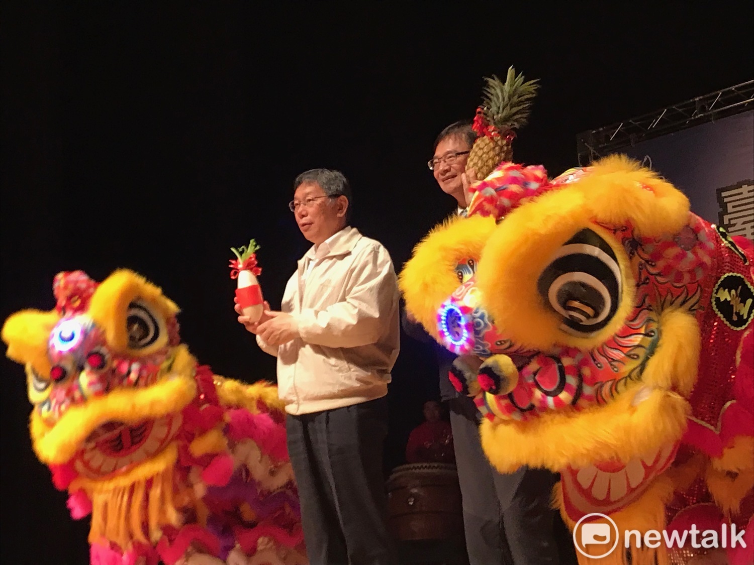 台北市長柯文哲(左)與民政局長藍世聰(右)。 圖 : 周煊惠 / 攝 台北市長柯文哲(左)與民政局長藍世聰(右)。 圖 : 周煊惠 / 攝