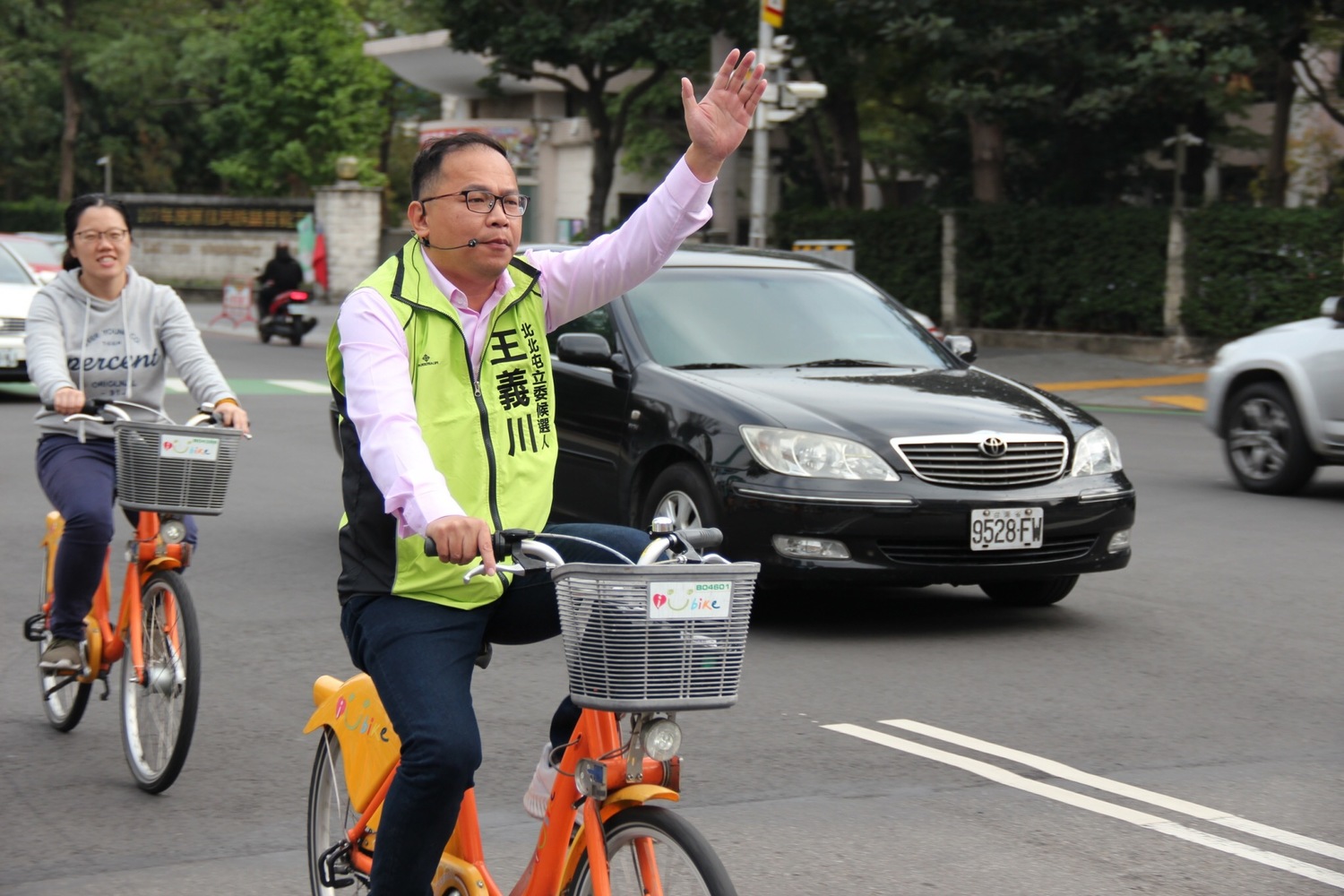 王義川經常騎iBike在選區內拜票。 圖 : 王義川競選總部/提供 王義川經常騎iBike在選區內拜票。 圖 : 王義川競選總部/提供