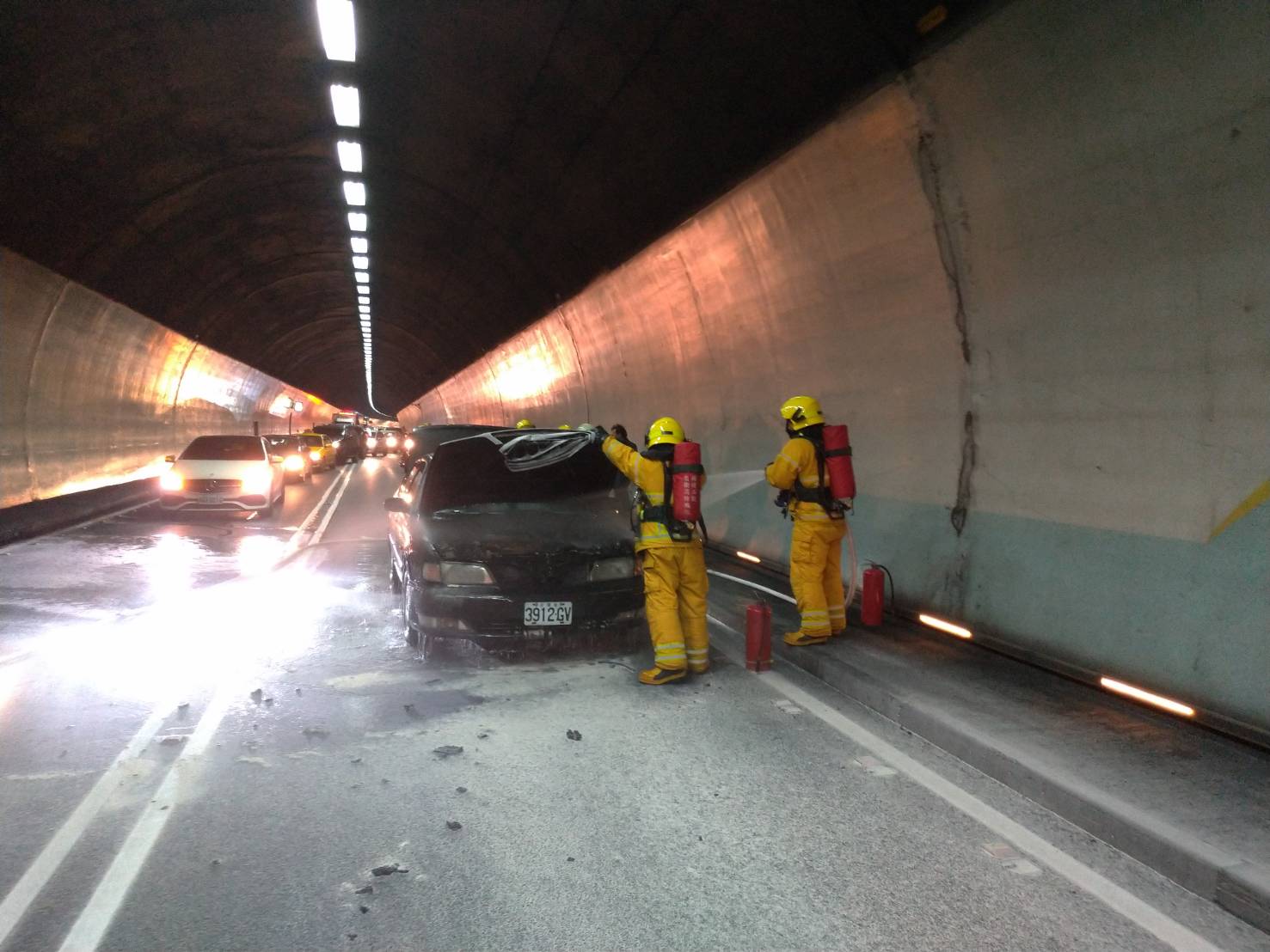 雪隧目前僅開放單向車道通車。 圖:新北市消防局/提供 雪隧目前僅開放單向車道通車。 圖:新北市消防局/提供