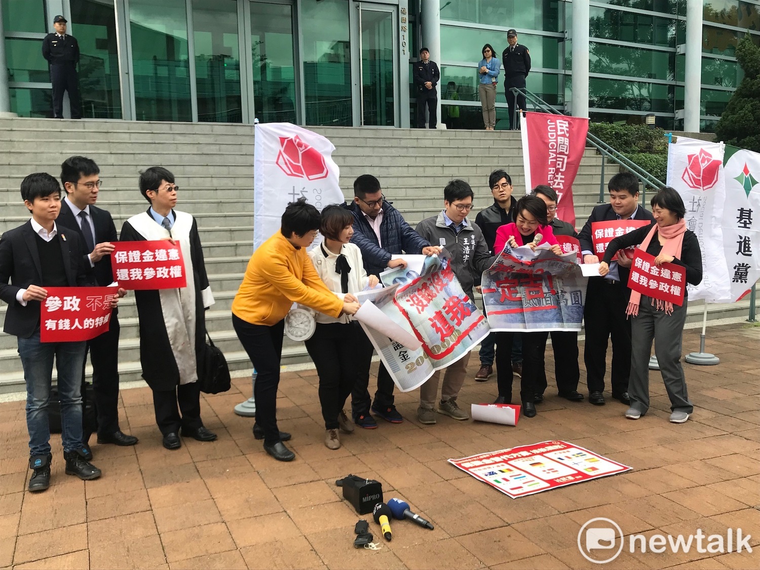 記者會上,多個小黨一起撕毀象徵200萬鉅額選舉保證金的紙牌。 圖 : 周煊惠 / 攝 記者會上,多個小黨一起撕毀象徵200萬鉅額選舉保證金的紙牌。 圖 : 周煊惠 / 攝