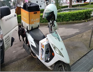 快遞公司的快遞員以機車運送被紙箱裝著的貓咪。 圖:新北市動保處/提供 快遞公司的快遞員以機車運送被紙箱裝著的貓咪。 圖:新北市動保處/提供