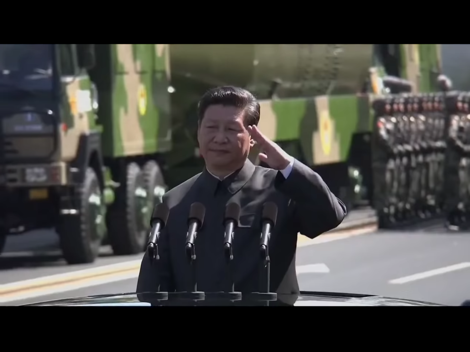 2015年9月3日,紀念中國人民抗日戰爭暨世界反法西斯戰爭勝利70周年閱兵式,習近平乘車檢閱部隊。 圖:翻攝自Youtube 2015年9月3日,紀念中國人民抗日戰爭暨世界反法西斯戰爭勝利70周年閱兵式,習近平乘車檢閱部隊。 圖:翻攝自Youtube
