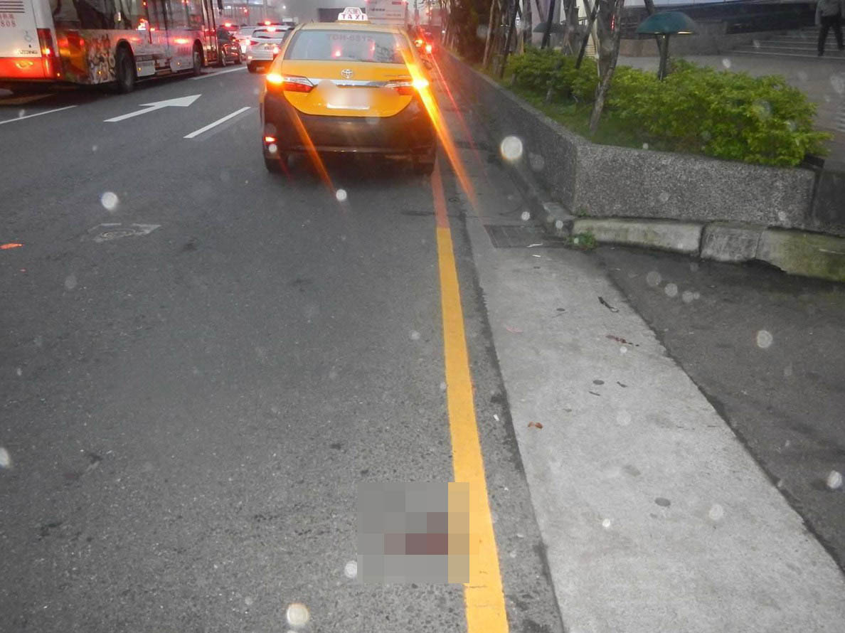 張姓司機遭撞後緊急送醫急救,現場留下一灘血,觸目驚心。 圖:龜山分局/提供 張姓司機遭撞後緊急送醫急救,現場留下一灘血,觸目驚心。 圖:龜山分局/提供