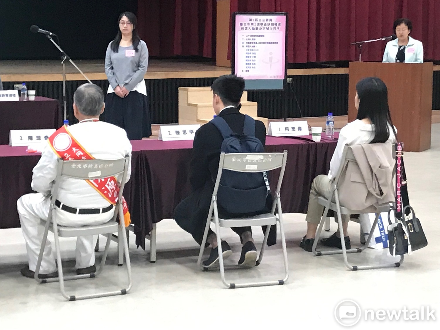 陳思宇抽號次差點遲到,一度由幕僚蔡峻維(中)坐在位置上等抽籤。 圖 : 周煊惠 / 攝 陳思宇抽號次差點遲到,一度由幕僚蔡峻維(中)坐在位置上等抽籤。 圖 : 周煊惠 / 攝