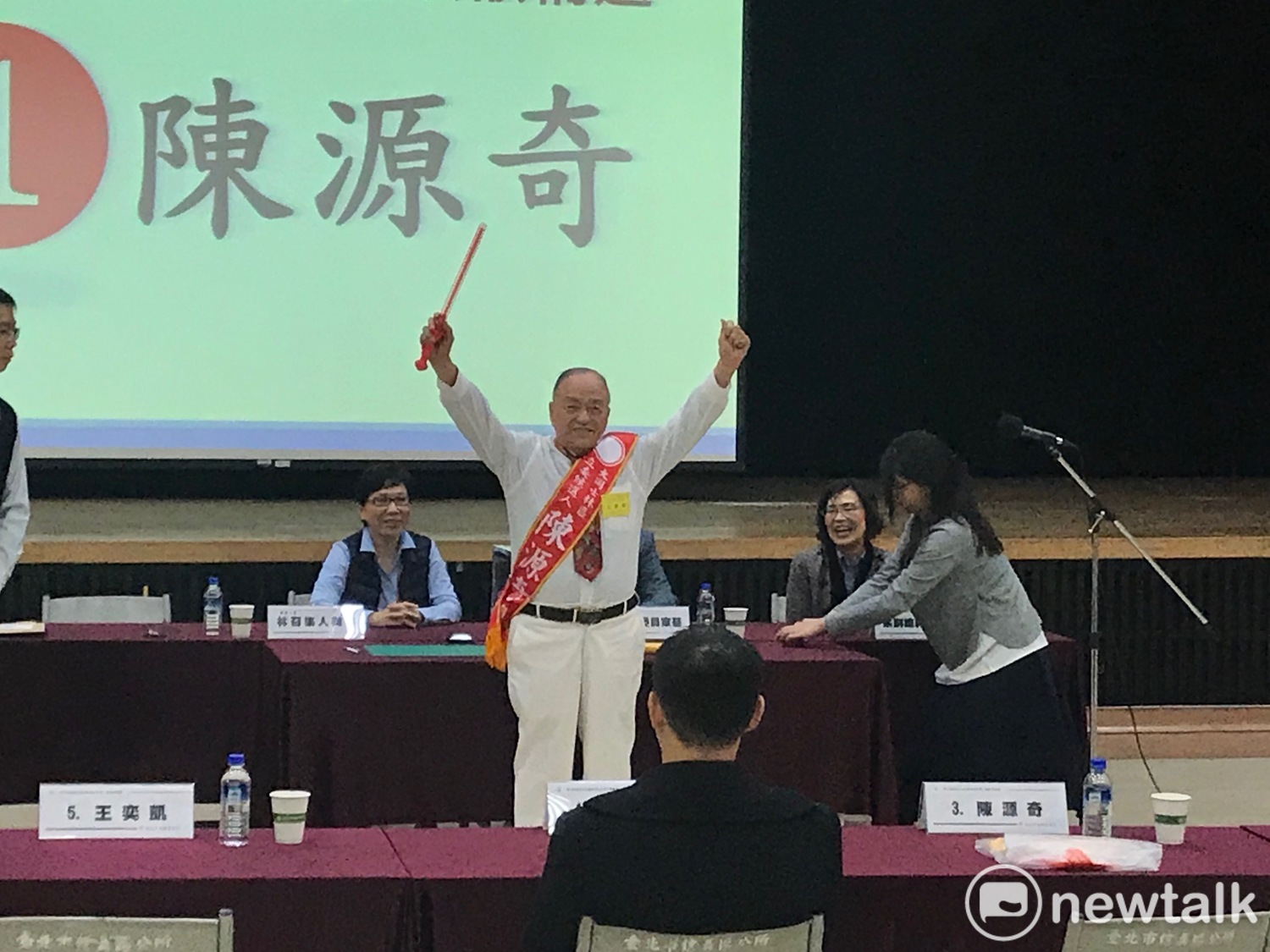 立委參選人陳源奇手拿仙女棒喊「求仙女棒給我籤王」。 圖 : 周煊惠 / 攝 立委參選人陳源奇手拿仙女棒喊「求仙女棒給我籤王」。 圖 : 周煊惠 / 攝