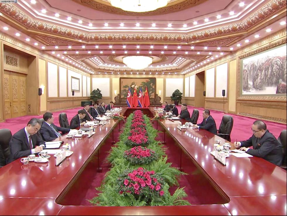 在這次習近平與金正恩的會談中,雙方一致表示,願共同努力推動中朝關係在新的時期不斷取得新的發展,持續推進半島問題政治解決程序,更好造福兩國人民,為地區和世界和平穩定與繁榮發展作出積極貢獻。 圖:翻攝自新華網 在這次習近平與金正恩的會談中,雙方一致表示,願共同努力推動中朝關係在新的時期不斷取得新的發展,持續推進半島問題政治解決程序,更好造福兩國人民,為地區和世界和平穩定與繁榮發展作出積極貢獻。 圖:翻攝自新華網