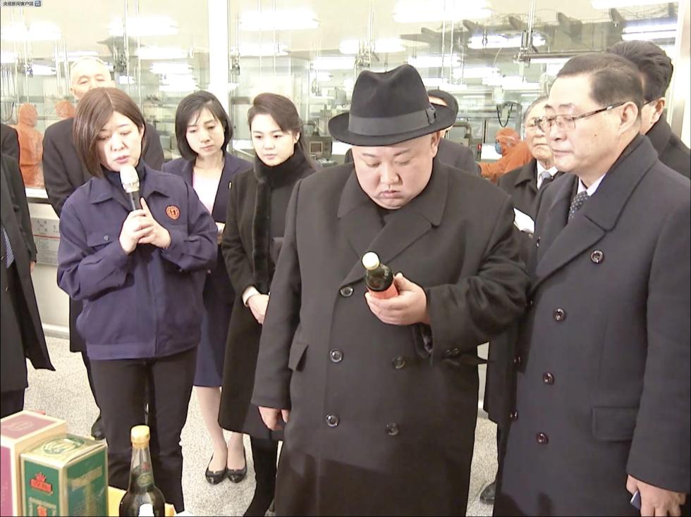 習近平與彭麗媛9日上午在北京飯店會見金正恩和李雪主,隨後舉行午宴。金正恩當天還參觀北京同仁堂股份有限公司同仁堂製藥廠亦莊分廠。 圖:翻攝自新華網 習近平與彭麗媛9日上午在北京飯店會見金正恩和李雪主,隨後舉行午宴。金正恩當天還參觀北京同仁堂股份有限公司同仁堂製藥廠亦莊分廠。 圖:翻攝自新華網
