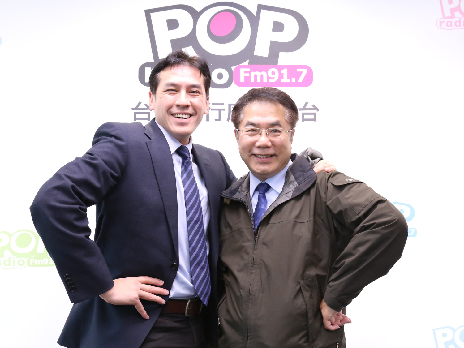 台南市長黃偉哲與電台主持人黃暐瀚合影。 圖:POP Radio提供 台南市長黃偉哲與電台主持人黃暐瀚合影。 圖:POP Radio提供