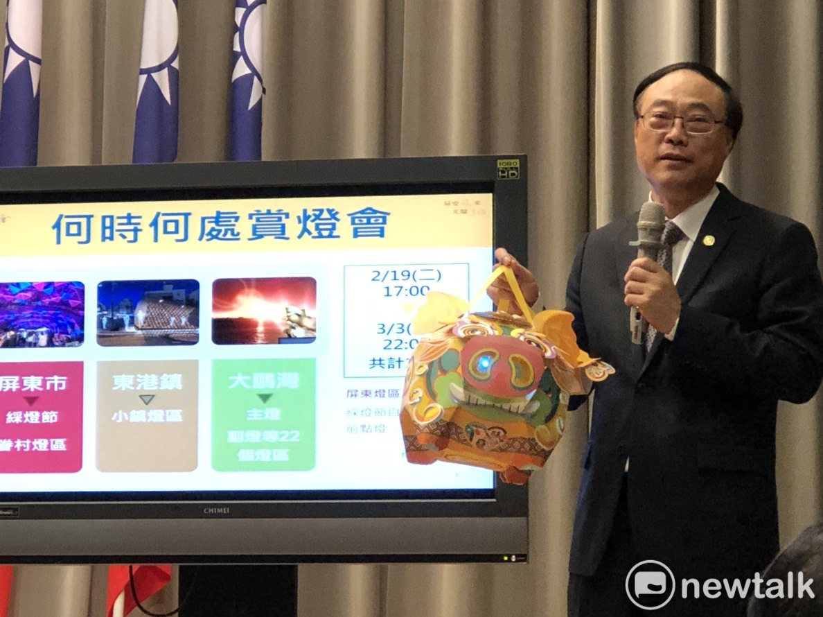 觀光局長周永暉介紹豬年小提燈。 圖:謝莉慧/攝 觀光局長周永暉介紹豬年小提燈。 圖:謝莉慧/攝