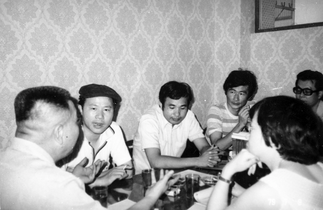 《美麗島》雜誌社編輯會議,左起發行人黃信介、許信良、姚嘉文、施明德、張俊宏、呂秀蓮。 圖:陳博文/攝 《美麗島》雜誌社編輯會議,左起發行人黃信介、許信良、姚嘉文、施明德、張俊宏、呂秀蓮。 圖:陳博文/攝
