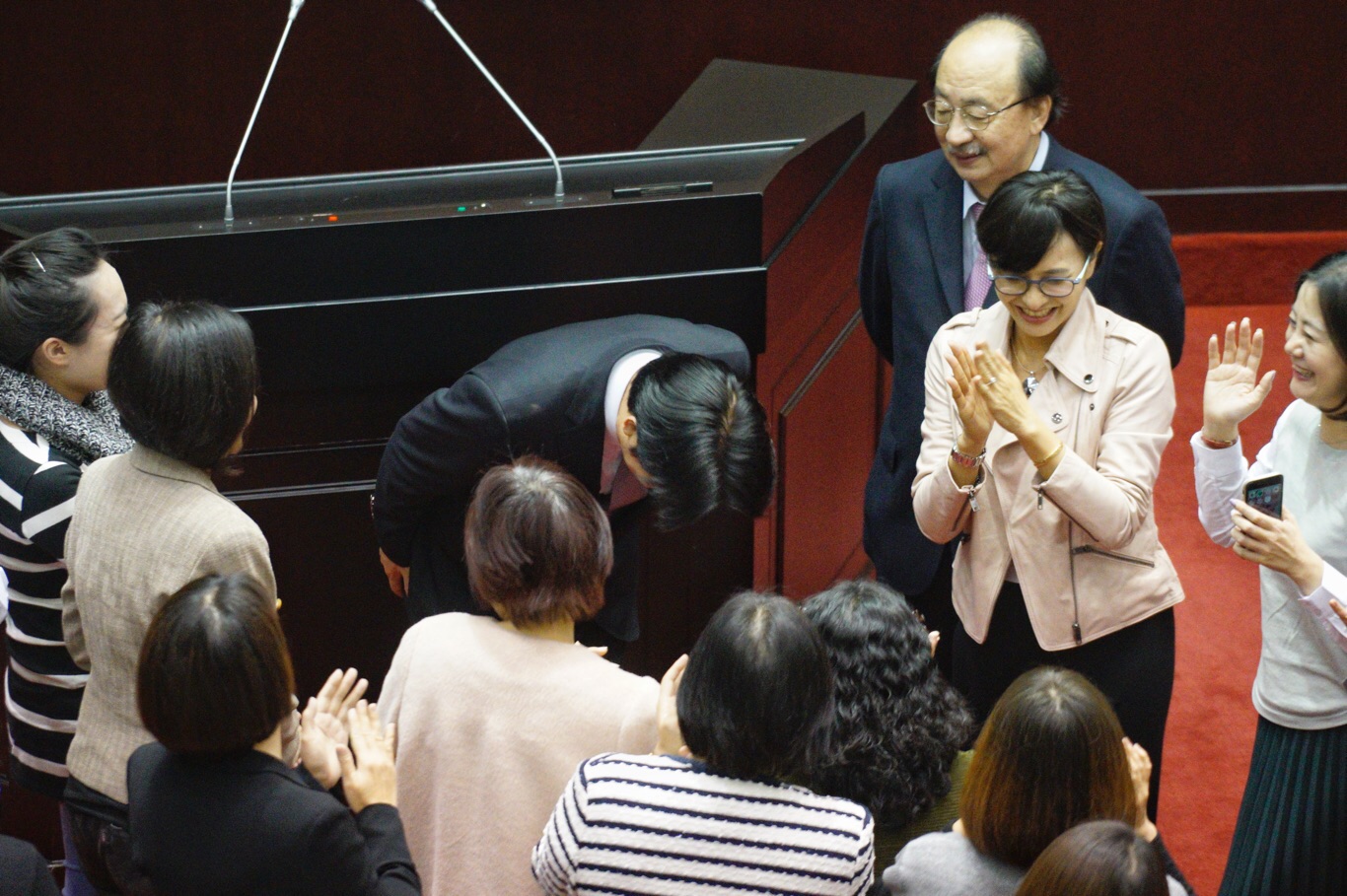 行政院長賴清德向綠委深深一鞠躬致謝。 圖:張良一/攝