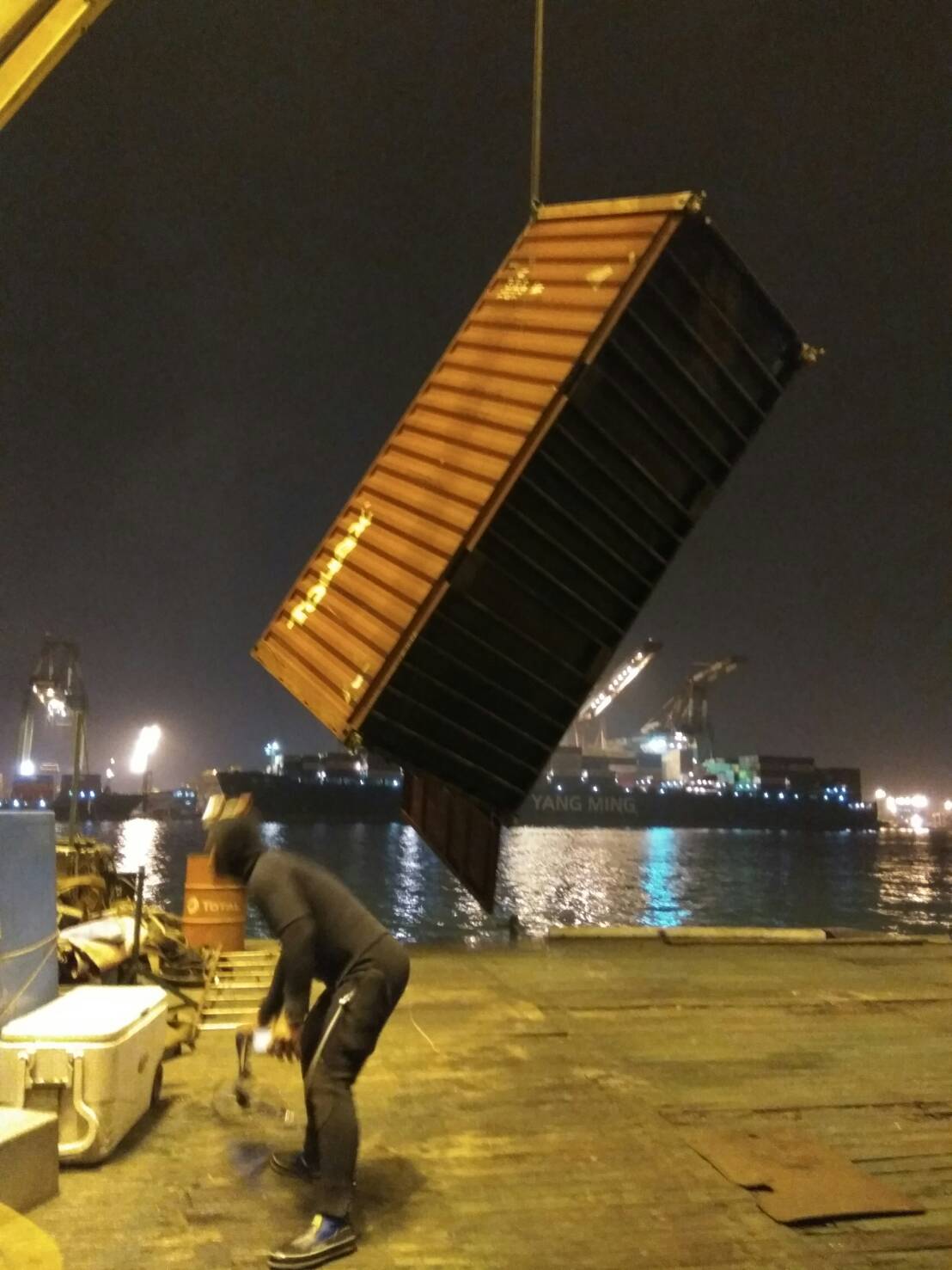 工作人員徹夜打撈吊掛落海的空櫃。 圖:高雄港分公司/提供 工作人員徹夜打撈吊掛落海的空櫃。 圖:高雄港分公司/提供