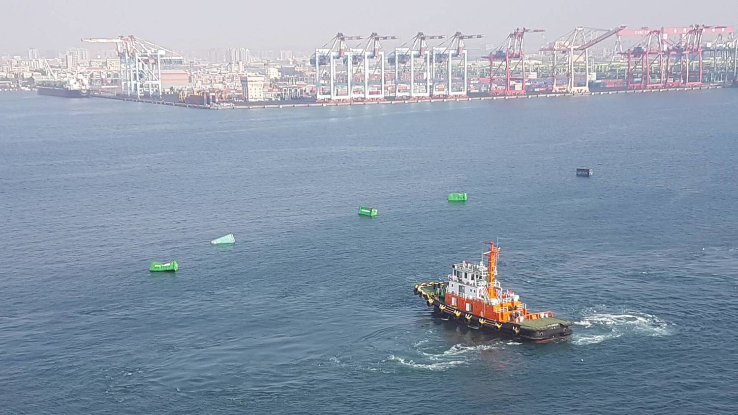 掉落的空櫃在第二港口回船池漂浮。 圖:高雄港分公司/提供 掉落的空櫃在第二港口回船池漂浮。 圖:高雄港分公司/提供