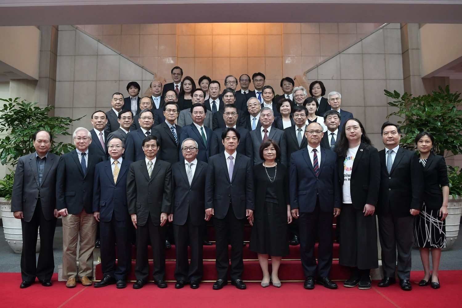賴清德內閣畢業照。 圖:行政院提供 賴清德內閣畢業照。 圖:行政院提供
