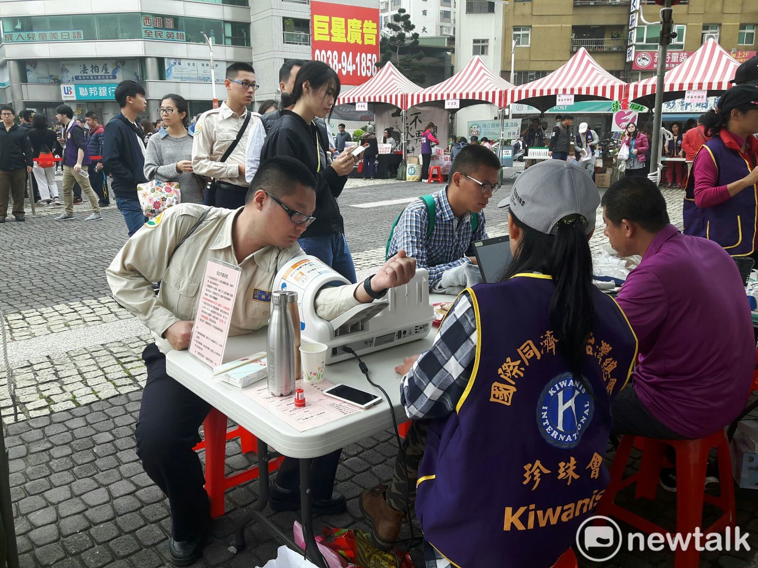 逃園市府前廣場上午聚集人潮排隊等捐血。 圖:林昀真/攝 逃園市府前廣場上午聚集人潮排隊等捐血。 圖:林昀真/攝