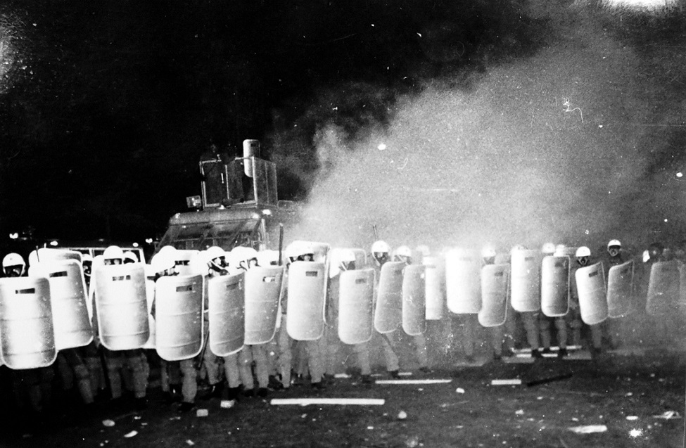 1979年12月10日,世界人權紀念日活動現場民眾首度看見憲警出動的鎮暴車,而且噴出白色的煙霧,造成衝突的開始。 圖:艾琳達/提供 1979年12月10日,世界人權紀念日活動現場民眾首度看見憲警出動的鎮暴車,而且噴出白色的煙霧,造成衝突的開始。 圖:艾琳達/提供