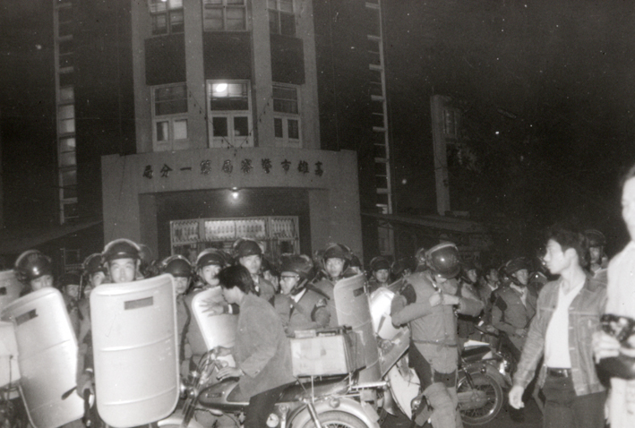 1979年12月10日,高雄美麗島事件出動鎮暴部隊鎮壓,鎮暴部隊在新興分局前。 圖:艾琳達/提供 1979年12月10日,高雄美麗島事件出動鎮暴部隊鎮壓,鎮暴部隊在新興分局前。 圖:艾琳達/提供