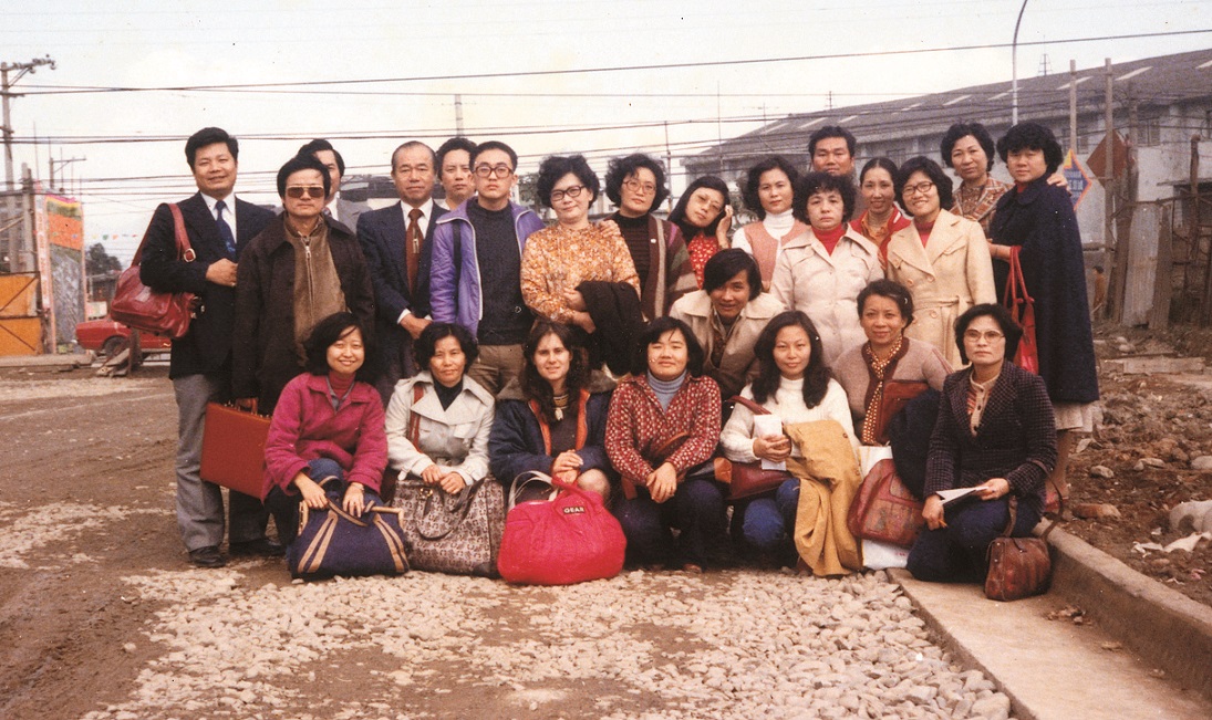 1979年12月14日,美麗島受難家屬攝於景美軍事監獄前。 圖:袁嬿嬿/提供 1979年12月14日,美麗島受難家屬攝於景美軍事監獄前。 圖:袁嬿嬿/提供