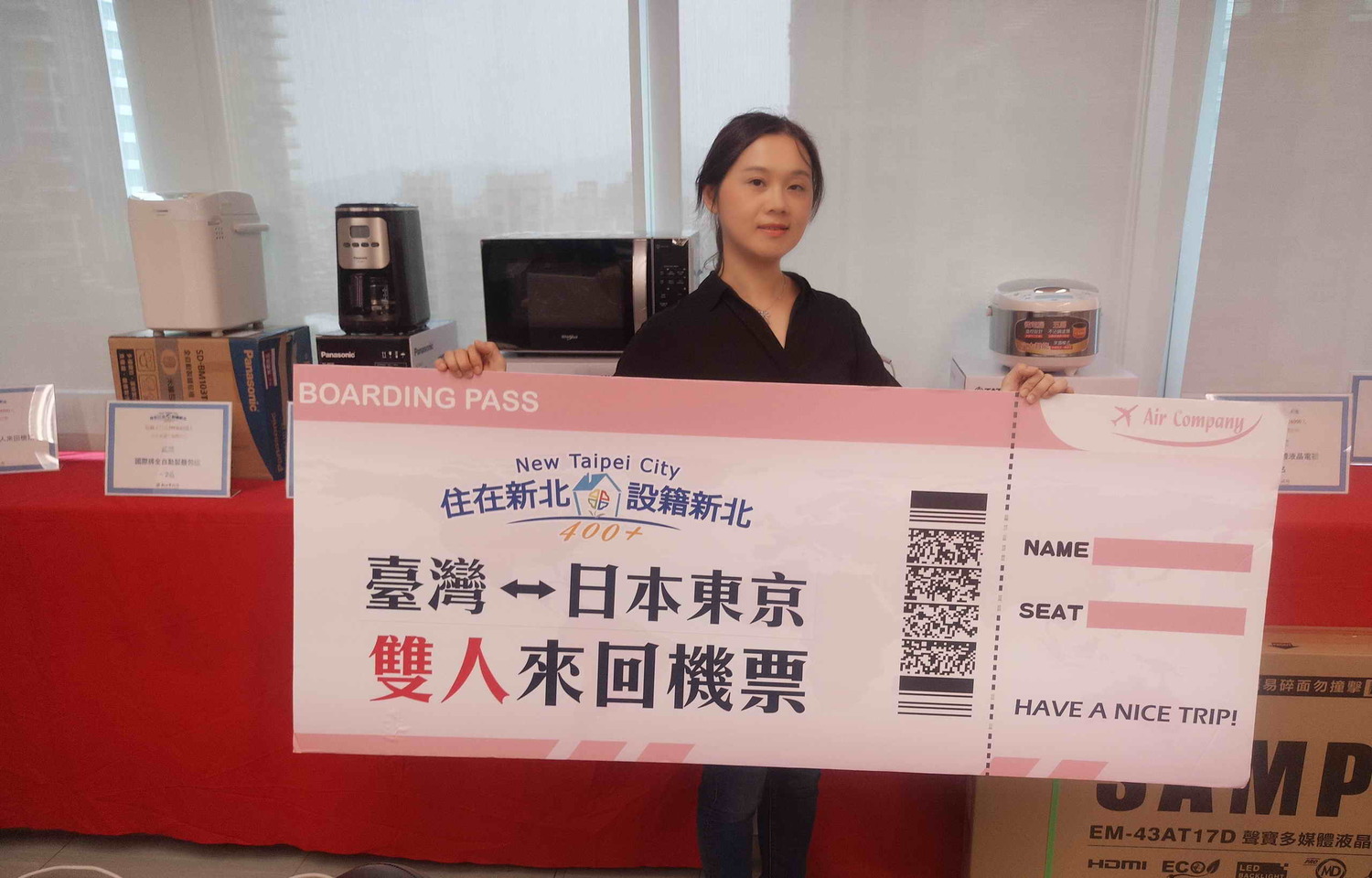 「住在新北;設籍新北」第10波抽獎,頭獎台灣東京雙人來回機票由出生6個多月的五股區林小弟抽中。 圖:新北市民政局提供 「住在新北;設籍新北」第10波抽獎,頭獎台灣東京雙人來回機票由出生6個多月的五股區林小弟抽中。 圖:新北市民政局提供