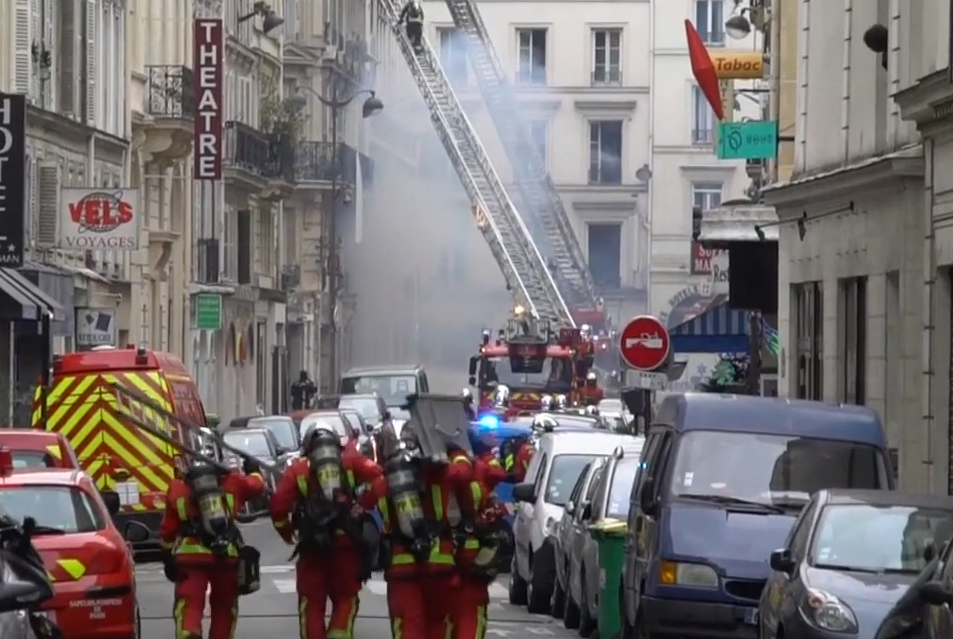 巴黎市中心今天早上發生大爆炸，建築物嚴重損毀，   圖：翻攝自YOUTUBE