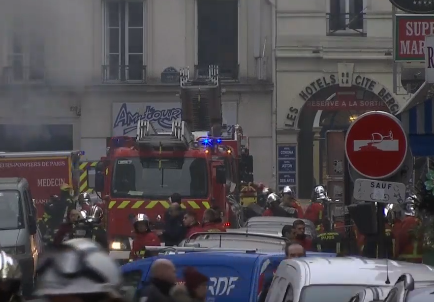 巴黎市中心今天早上發生大爆炸，建築物嚴重損毀，   圖：翻攝自YOUTUBE