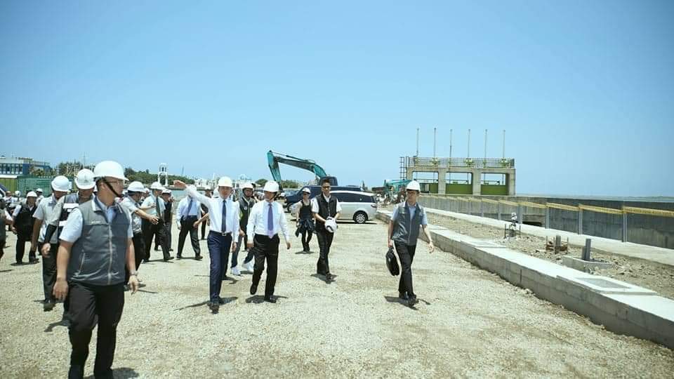 新竹市長林智堅去年底和行政院前院長賴清德並肩視察南寮大道。 圖:新竹市政府/提供 新竹市長林智堅去年底和行政院前院長賴清德並肩視察南寮大道。 圖:新竹市政府/提供