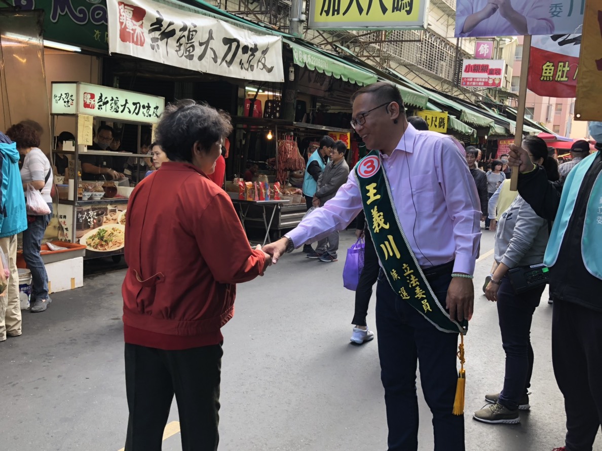 王義川第二度到水湳市場拜票。 圖:王義川競選總部提供 王義川第二度到水湳市場拜票。 圖:王義川競選總部提供